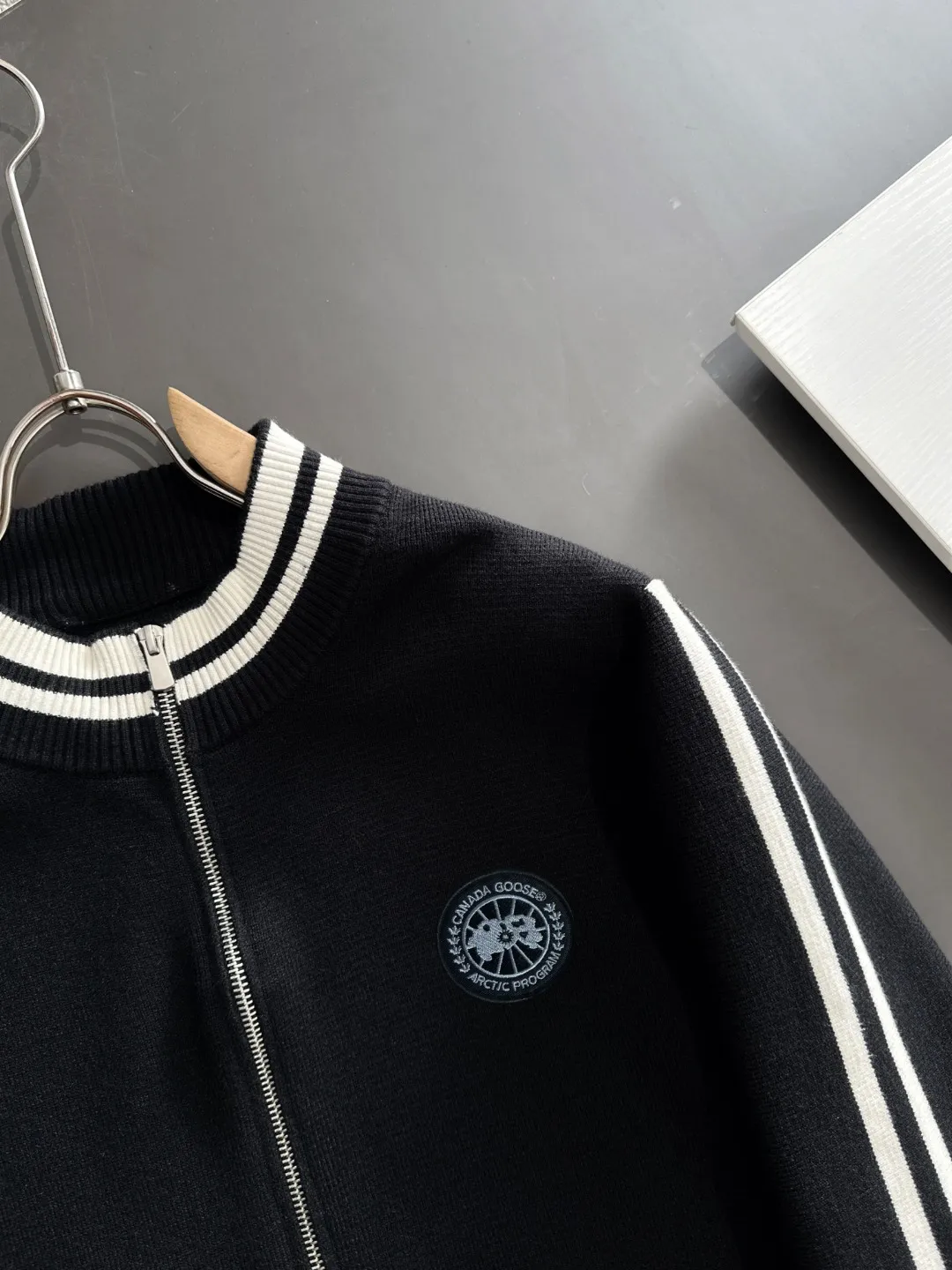 Next day shipping P460 Big Goose 2025 official website latest winter sweater, popular items are on sale at the counter simultaneously! Specially made of wool blended fabric. It feels comfortable and can be directly in contact with the skin. The logo badge is exquisitely embroidered, which is extremely eye-catching! The details highlight the fashionable charm of big brands. Exquisite workmanship. Three-dimensional cutting style. The wearing effect is invincible and handsome! All three standards are complete! Size: M-3XL